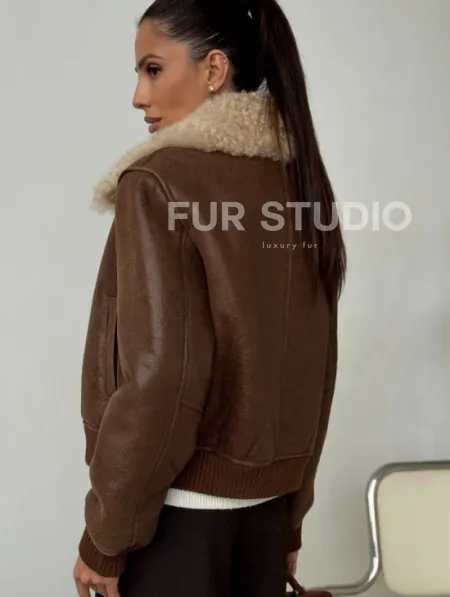 Короткая дубленка - женская - фото 4