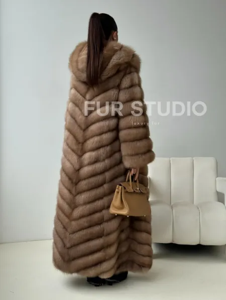 Длинная шуба из меха куницы с капюшоном - фото 9