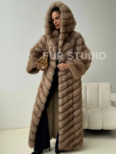 Длинная шуба из меха куницы с капюшоном - фото 1