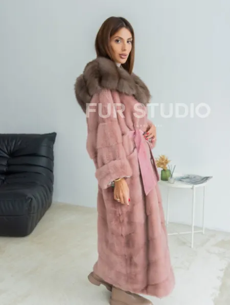 Удлиненная норковая шуба с капюшоном из меха куницы - цвет розовый фламинго - фото 4