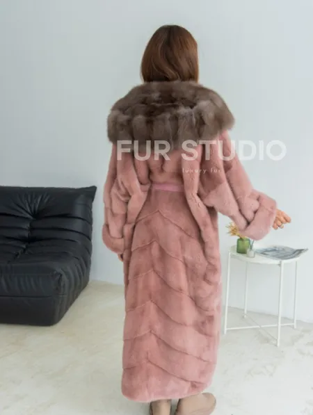 Удлиненная норковая шуба с капюшоном из меха куницы - цвет розовый фламинго - фото 5