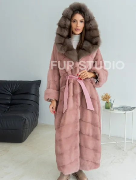 Удлиненная норковая шуба с капюшоном из меха куницы - цвет розовый фламинго - фото 0
