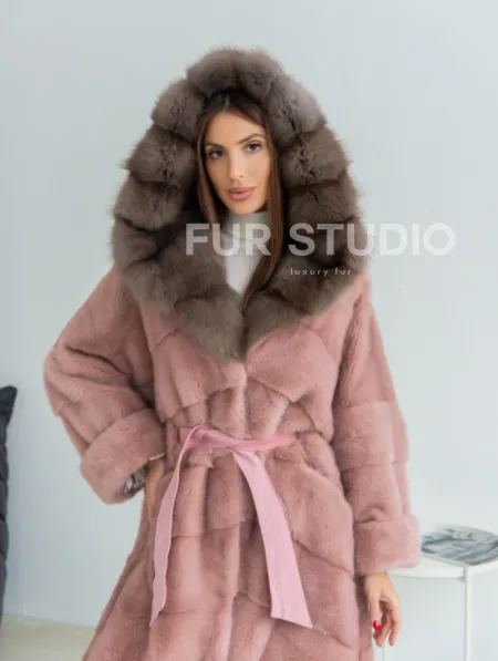 Удлиненная норковая шуба с капюшоном из меха куницы - цвет розовый фламинго - фото 1