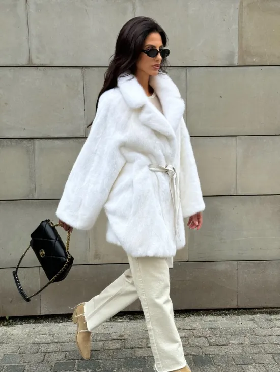 Белая шуба из норки SAGA летучая мышь английский ворот - фото 9