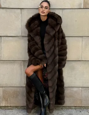 Удлиненная шуба из меха куницы с капюшоном - фото 0