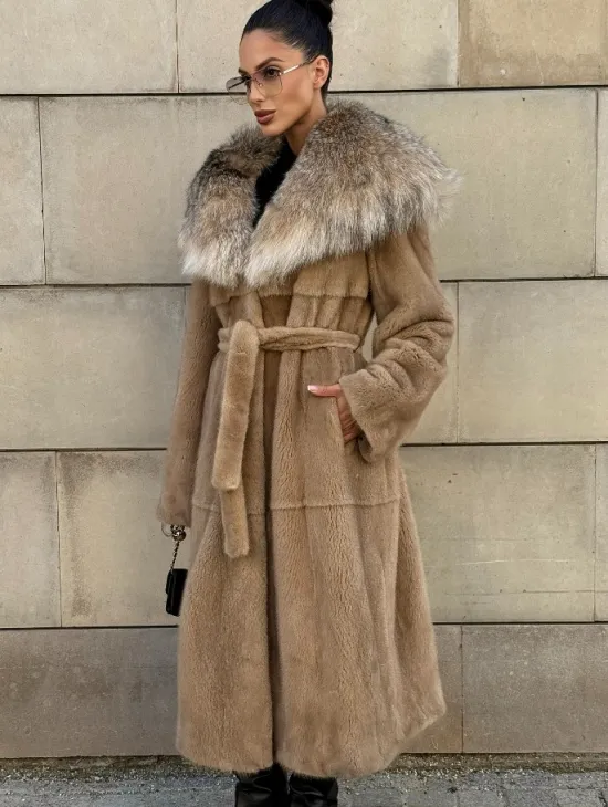 Шуба из норки Caramel с капюшоном из меха рыси - фото 11