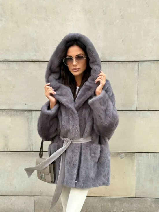 Шуба Летучая мышь из меха норки в технологии роспуск с капюшоном - цвет дымчато-серый - фото 7