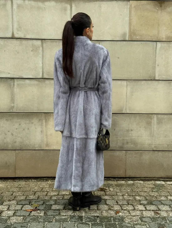 Шуба из голубой скандинавской норки без воротника с поясом “Fashion trend 2024-2025“ - фото 7