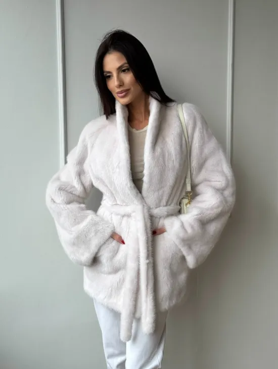 Белый меховой жакет из норки с V-образным воротником и поясом - фото 9