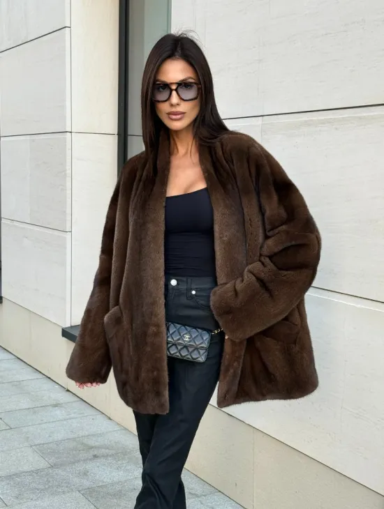 Стильная шубка из меха норки SAGA FURS  в цвете соболь - фото 0