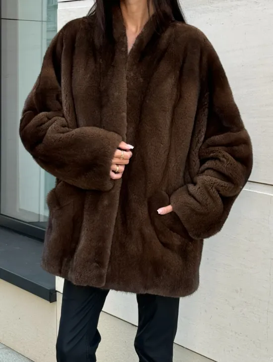 Стильная шубка из меха норки SAGA FURS  в цвете соболь - фото 2