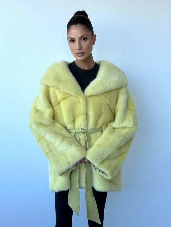 Полушубок кимоно из аукционной норки с капюшоном в нежно-желтом  цвете - фото 0