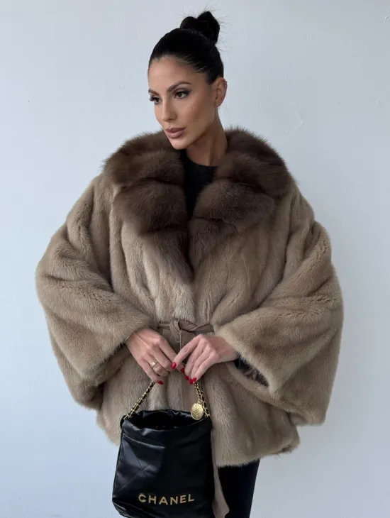 Зимнее пончо из меха норки Pastel с воротником из куницы - фото 0