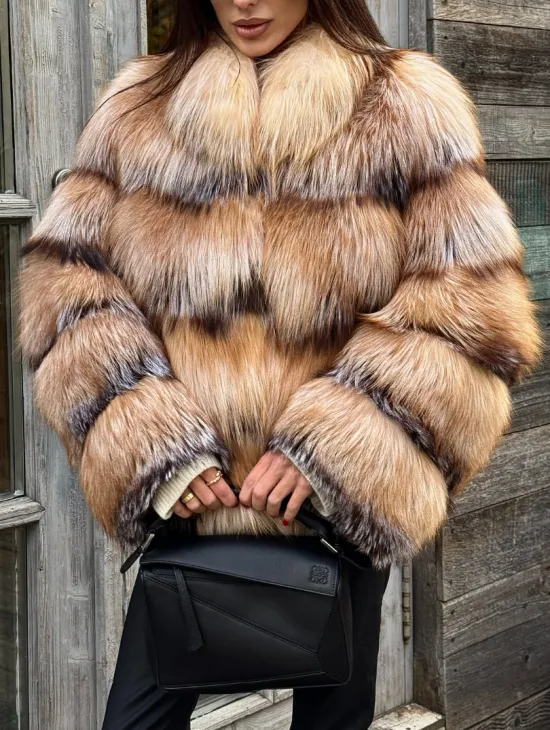 Женская шуба из меха лисы 