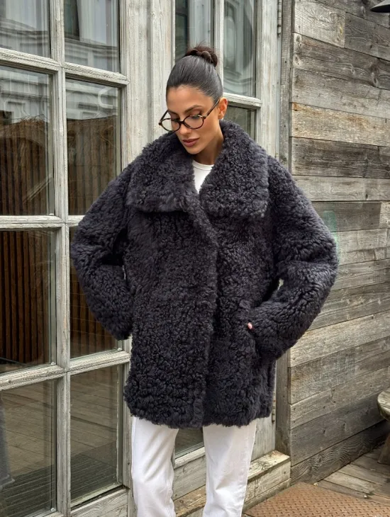 Стильный полушубок из натурального меха тиградо с большим отложным воротником - цвет графит - фото 10