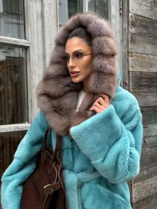 Шуба из аукционной норки средней длины с капюшоном из куницы - фото 3