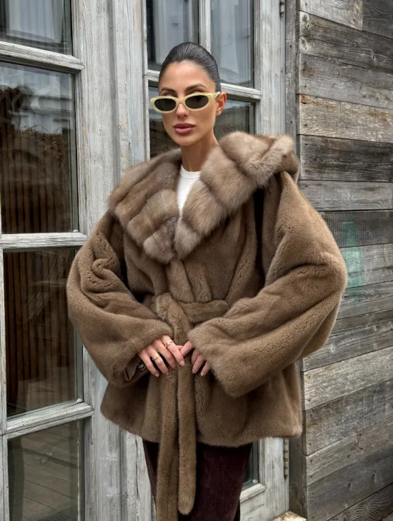 Шуба Luxury Fashion из плюшевой норки VELVET с капюшоном из меха куницы - фото 9