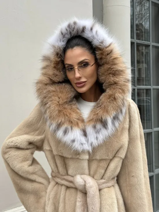 Классическая шуба из меха норки Champagne с капюшоном из рыси - фото 3