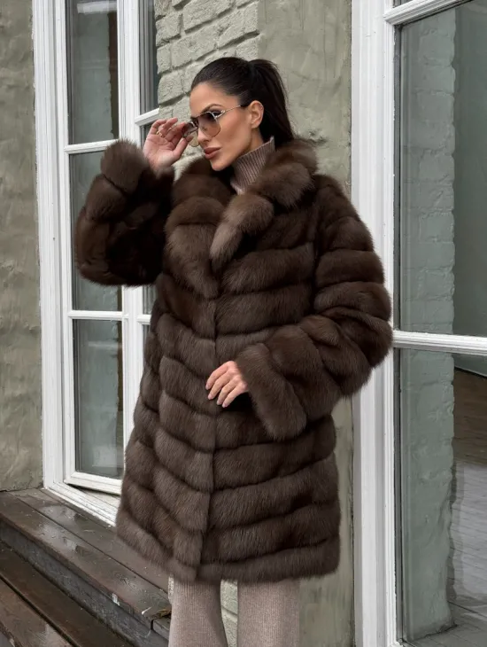 Шуба из меха куницы средней длины цвет темный соболь - фото 7