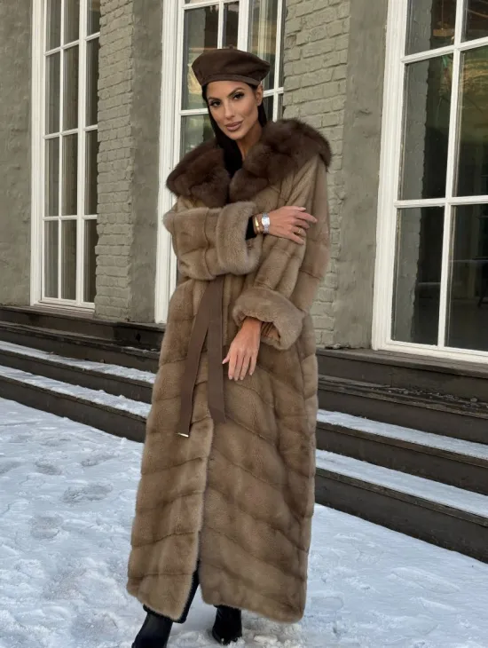 Длинная норковая шуба в цвете пастель с капюшоном из натуральной куницы - фото 7