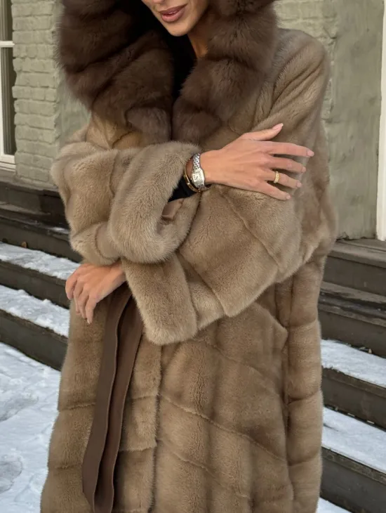Длинная норковая шуба в цвете пастель с капюшоном из натуральной куницы - фото 2