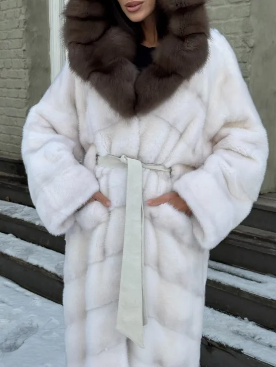 Белая длинная норковая шуба с капюшоном из натуральной куницы - фото 2