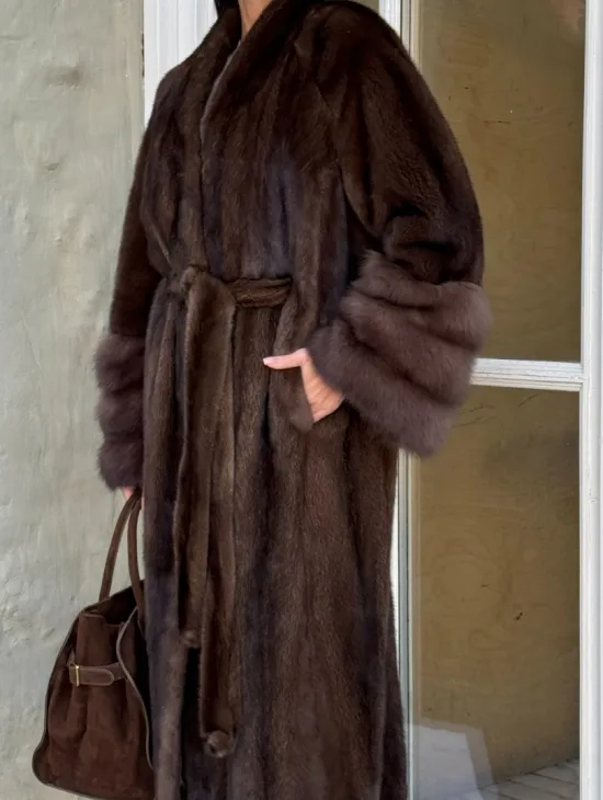 Женская норковая шуба с манжетами из роскошного меха куницы - фото 2