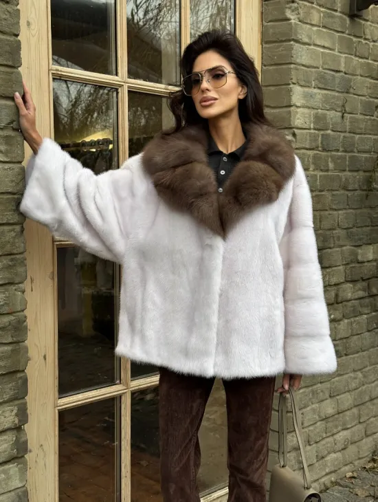 Короткая белая шубка с воротником из натуральной куницы - фото 5