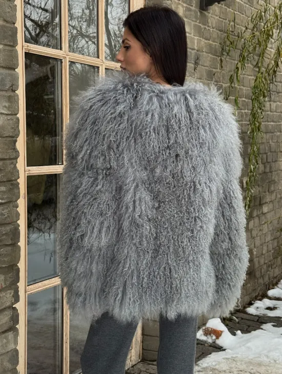 Шуба из меха ламы серого цвета - фото 3