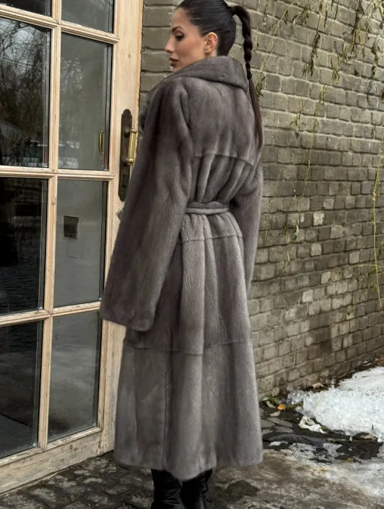 Прямая норковая шуба Luxury Line с меховым поясом и шлицами по бокам - фото 2