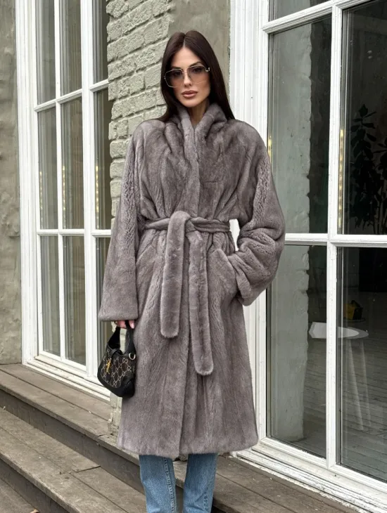 Шуба из скандинавской норки «Грей»  с V-образным воротником и внутренней резинкой на талии - фото 5