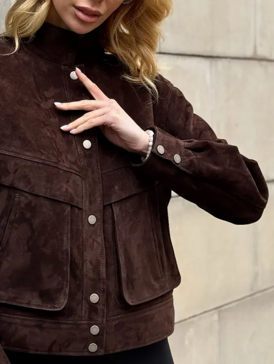 Укороченная замшевая куртка с накладными карманами - фото 2