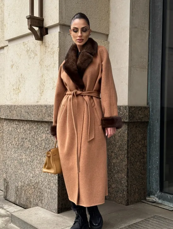 Длинное демисезонное пальто с отделкой из меха норки - фото 9