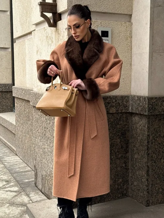 Длинное демисезонное пальто с отделкой из меха норки - фото 6