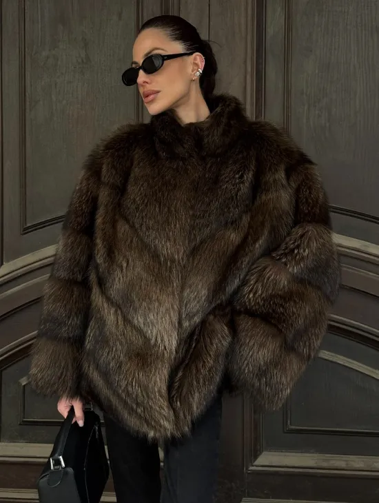 Полушубок из натурального меха енота с воротником стойка - фото 5