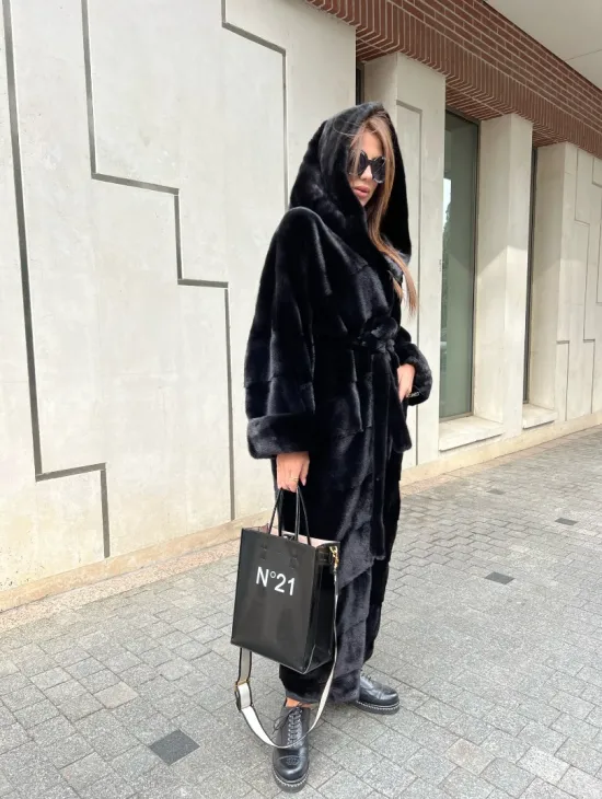 Шуба из норки Velvet с капюшоном в черном цвете - фото 0