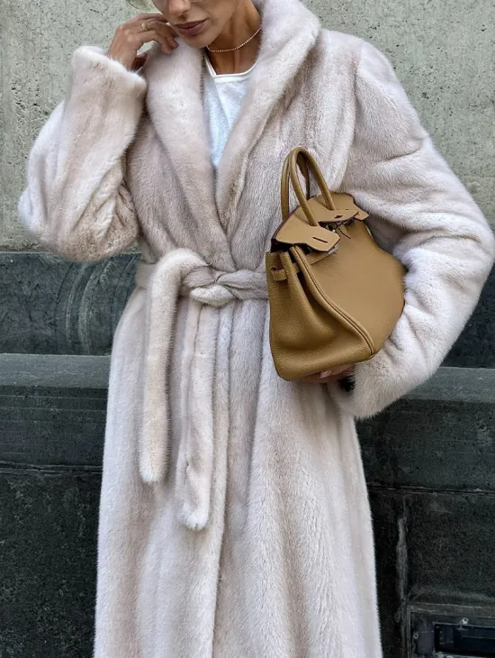 Классическая норковая шуба с перламутровым оттенком и эффектным воротником-шалью - фото 2