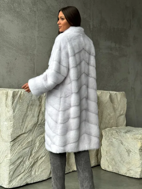 Белая норковая шуба с V-образным воротником - фото 6