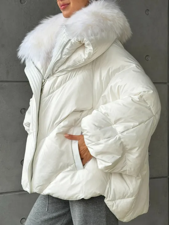 Белый зимний пуховик с мехом - фото 5