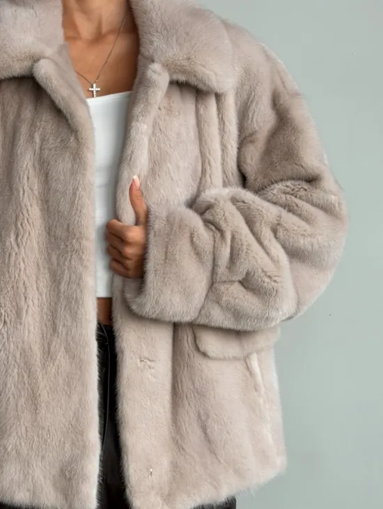 Короткая норковая шуба в цвете нюд - фото 2