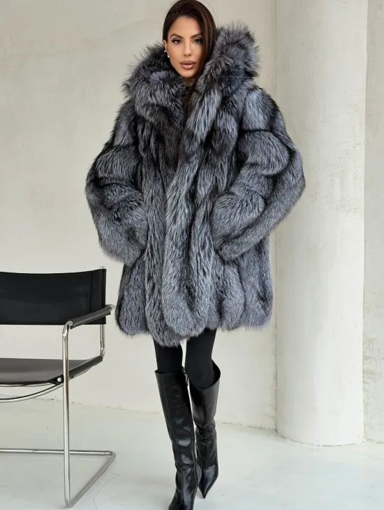 Шуба из натурального меха чернобурки с капюшоном - фото 6