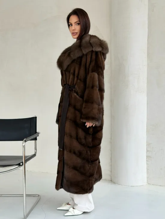 Норковая шуба цвета «орех» с капюшоном из куницы - фото 7