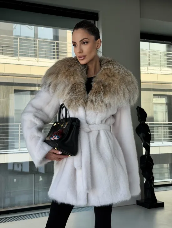 Белая шуба с капюшоном из рыси - фото 18