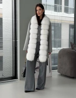 Серое пальто с меховым воротником - фото 14
