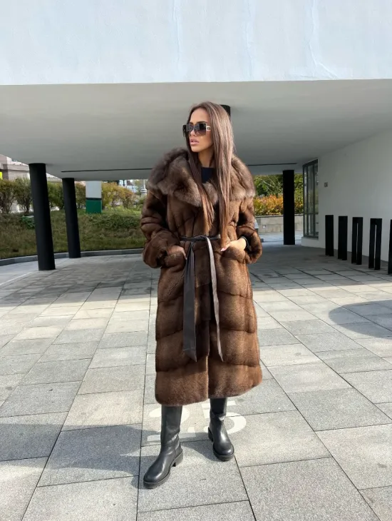 Шуба из аукционной норки NAFA MINK с капюшоном из меха куницы - фото 8