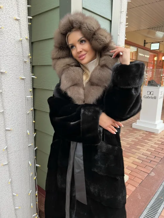 Черная норковая шуба с капюшоном из меха куницы - фото 1