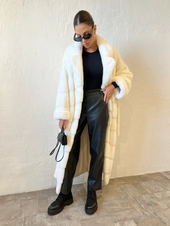 Белая шуба из плюшевой норки с английским воротником - фото 5