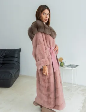 Удлиненная норковая шуба с капюшоном из меха куницы - цвет розовый фламинго - фото 4