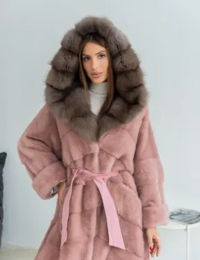 Удлиненная норковая шуба с капюшоном из меха куницы - цвет розовый фламинго - фото 1