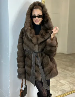 Шуба из меха куницы Dark с капюшоном - фото 0